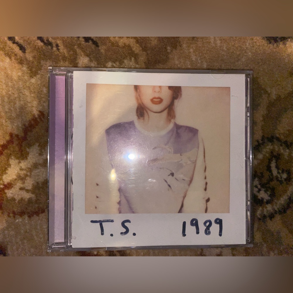 Taylor Swift 1989 CD Old version.